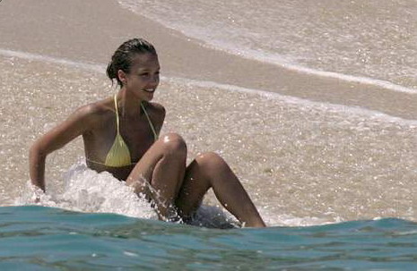 Jessica Alba sur la plage